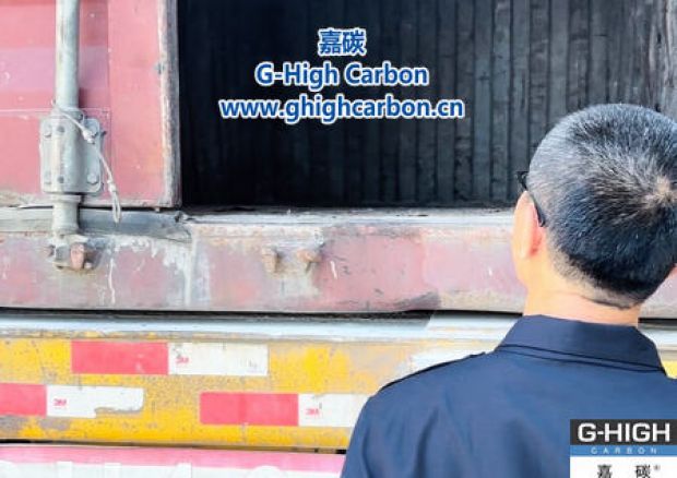 嘉碳裝車人員嚴(yán)格把關(guān)，確保車輛安全入廠
