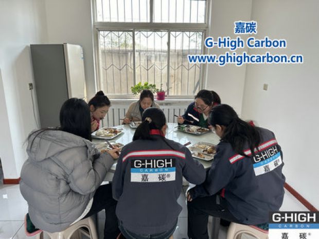 深秋暖陽下，鐵鍋燉傳遞溫情與力量