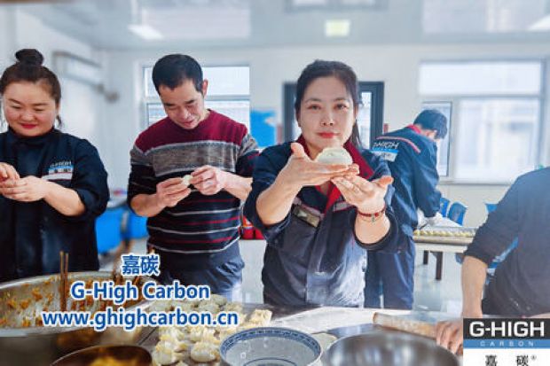 嘉碳組織員工食堂包餃子，歡樂(lè)滿溢